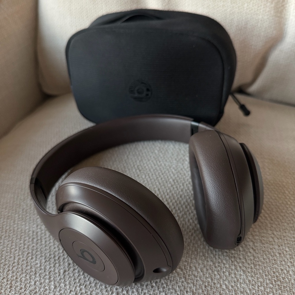 Beats Brown Wireless Headphones with Case
